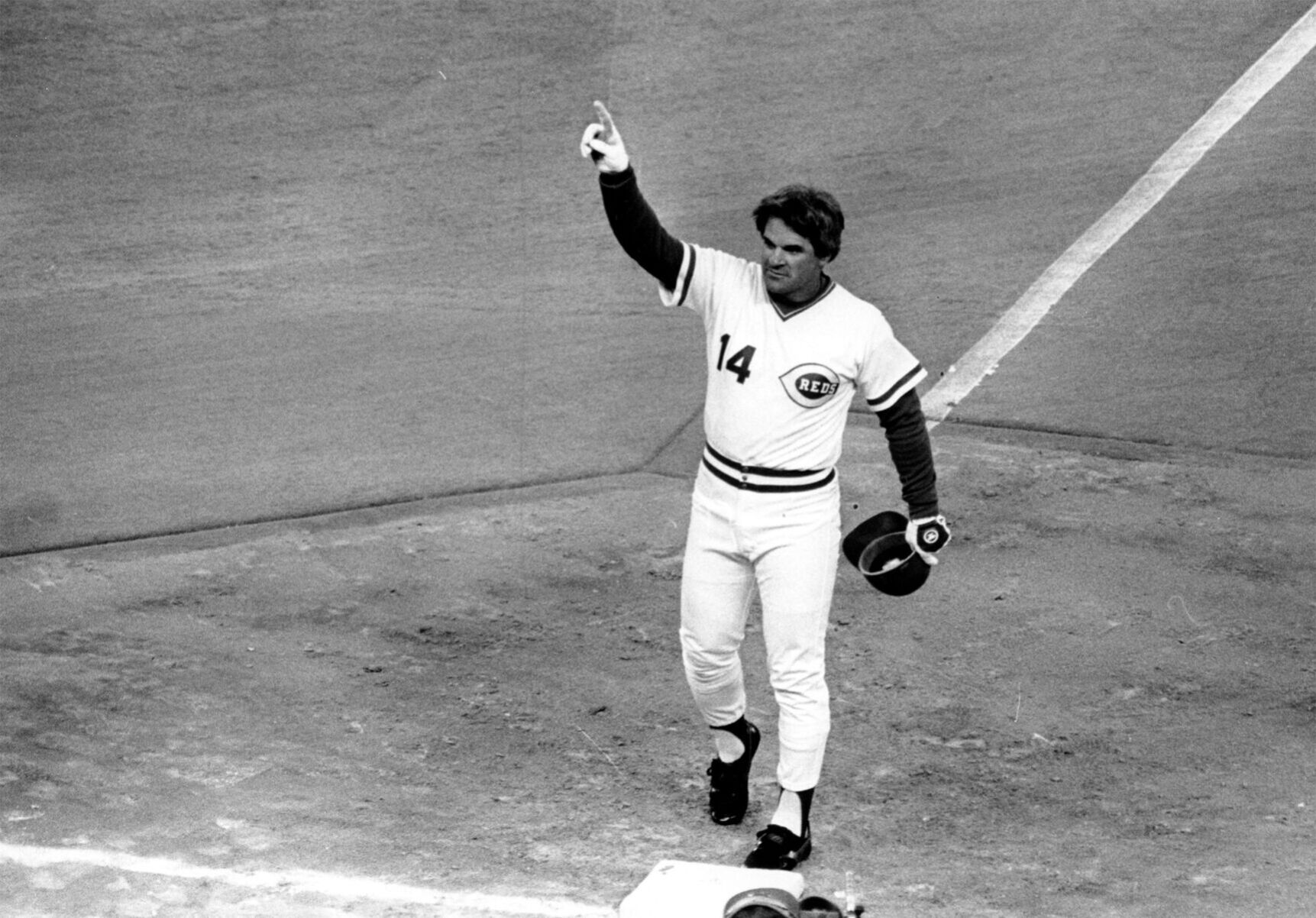 1985: Pete Rose becomes all-time hit leader with 4,192 hits